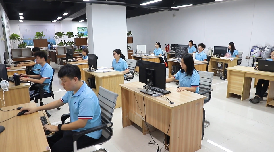 Exquisite golf polo shirts on fashionable golf courses, providing ODM/OEM customization services, made of high-quality fabrics, combining sports functions and fashion elements, creating comfortable and durable golf equipment for golf enthusiasts