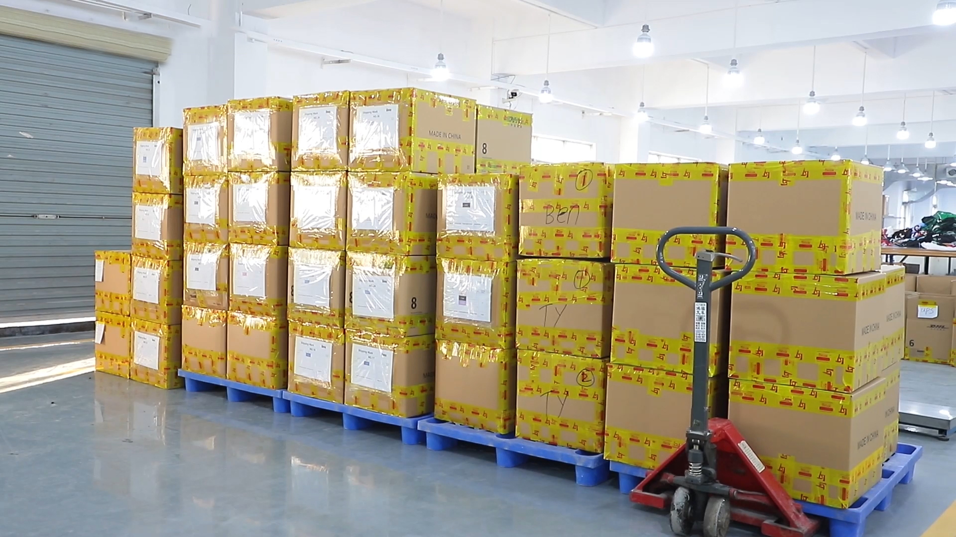 Global Logistics Solutions - Leto's intelligent warehousing system ensures timely delivery of custom orders, covering over 50 countries and regions.