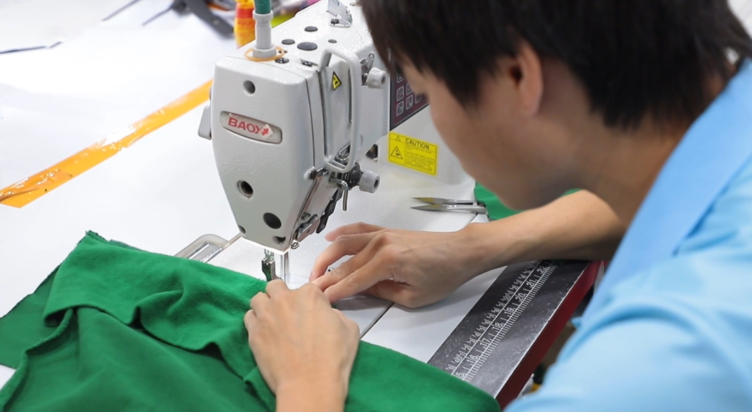Why the Right Golf Apparel Manufacturers are Key for Your Custom Business Success